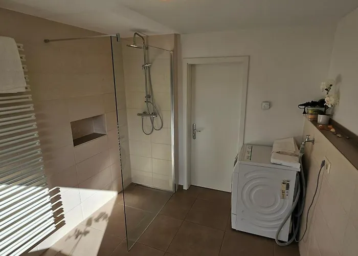 Sehr Schoenes Und Grosses Haus In - Www Ghvn De - Partys Sind Nicht Gestattet דרזדן