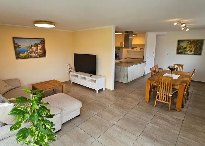 Sehr Schoenes Und Grosses Haus In - Www Ghvn De - Partys Sind Nicht Gestattet * דרזדן